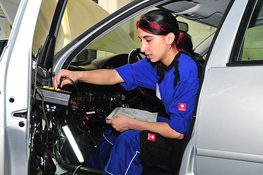 Ornella Lo Coco, Auszubildende bei den Heidelberger Stadtwerken, prüft hier die Türverriegelung. Bei dieser Aufgabe mussten sich die Teilnehmerinnen mit dem CAN-Bus auskennen. (Archiv: Vogel Business Media)