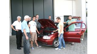 An dem Entwicklungsprojekt Elektroauto beteiligte Studierende der Hochschule Lausitz mit Prof. Dr. Peter Biegel und Uwe Heduschka, Geschäftsführer der Heduschka GmbH in Senftenberg (1. u. 2. v. li.), die das Fahrzeug gesponsert hat, und Dipl.-Ing. Javor Takev (4. v. re./ hinter dem Fahrzeug stehend). (Bild:  Witzmann/ Hochschule Lausitz)