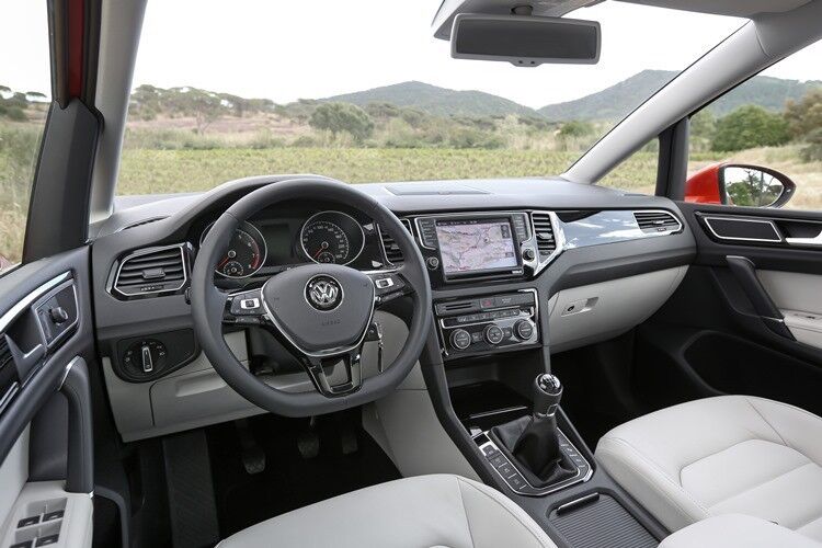 Der geräumige Innenraum sowie neue Komfort-Gimmicks, zu denen beispielsweise eine Lenkradheizung sowie ein Massagesitz gehören, überzeugen. (Foto: Volkswagen)