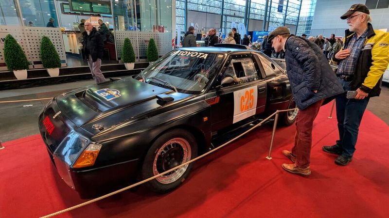 Ein echt seltenes Teil im einstigen Rallye-Zirkus war dieser Toyota MR2. Mit Hilfe eines neu entwickelten 2,1-Liter-Turbotriebwerk sowie Allradantrieb sollte der Februar 1985 entwickelte Wagen für Furrore in der neu installierten Gruppe S in der Rallye-WM sorgen. Die Gruppe S sollte die Gruppe B ablösen und auf die bis dahin geltende kostenintensive Mindestauflage von 200 Fahrzeugen verzichten. Doch daraus wurde nichts.  (Bild: Dominsky – VCG)