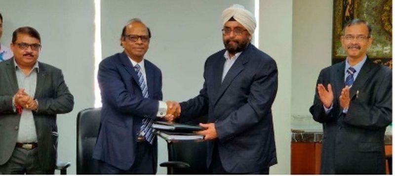 P.D. Samudra, CEO and Managing Director of Thyssenkrupp Industrial Solutions India, (left) and Ranjit Chugh, COO of Paradeep Phosphates shake hands after signing the contract. (thyssenkrupp Industrial Solutions)