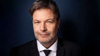 „Die industrielle Gesundheitswirtschaft mit einer Bruttowertschöpfung in Höhe von 85,2 Milliarden Euro ist eine der tragenden Säulen unserer Volkswirtschaft“, so der Bundesminister für Wirtschaft und Klimaschutz Robert Habeck (© BMWK / Dominik Butzmann)