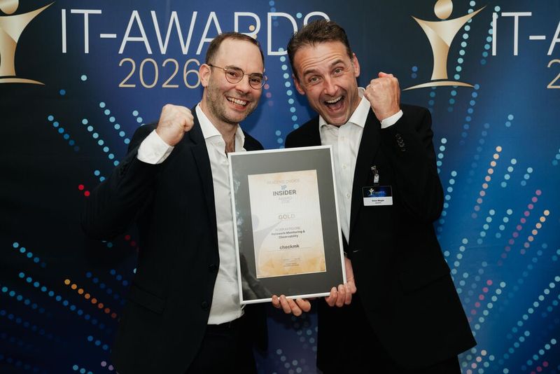 Gold für checkmk: Darüber freuen sich Benedikt Bauer (l.) und Simon Meggle. (Bild:  Manuel Emme Fotografie)
