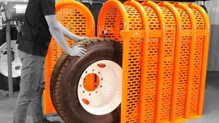 Ein Befüllkäfig verhindert schwere Verletzungen, falls ein Nutzfahrzeugreifen beim Befüllen platzt. (Martins Industries)