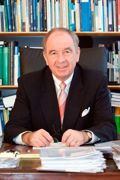 Prof. Michael Ungethüm, allgemein bekannt als der „Professor von Aesculap“, bescheinigt seinem zurückgetretenen Nachfolger Prof. Knaebel sehr gute Arbeit. (B. Baun)