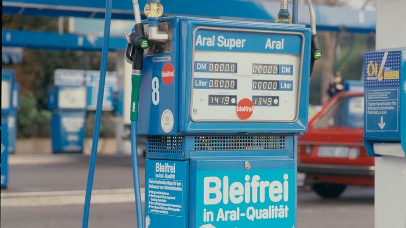 Eine Aral-Bleifrei-Zapfsäule von 1986 (Bild: Autoren-Union Mobilität/Aral)