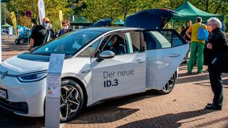 Neue E-Fahrzeuge wie der VW-ID.3 zogen das Interesse der Besucher auf sich. (Bild: Innung Vestisches Kfz-Gewerbe )