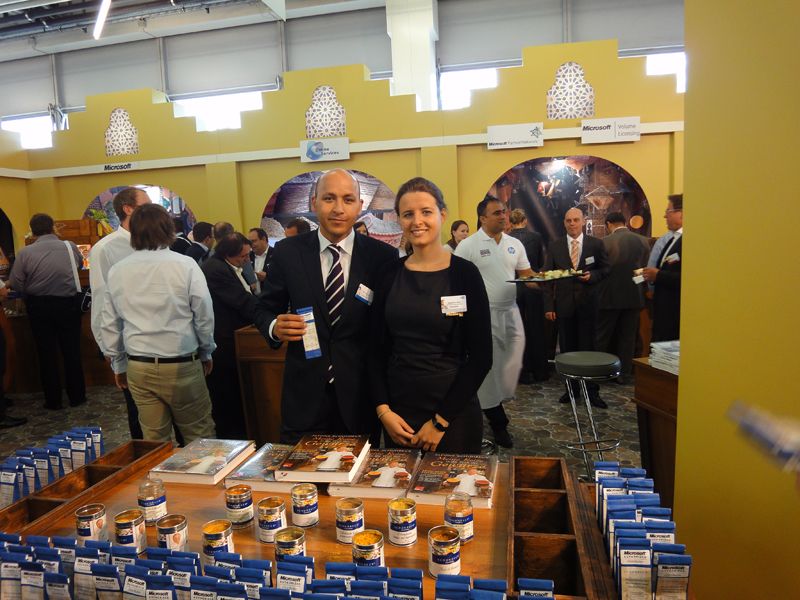 Jacqueline Rasic, Ingram Micro, und Houcine Zran, Microsoft, verteilen feine orientalische Gewürze. (Archiv: Vogel Business Media)