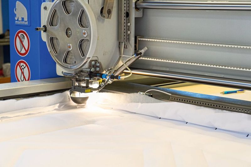 Servoreglern aus der ReiheARS 2000 SE von Metronix treiben die Nähköpfe an. (Bild: sienk.de)