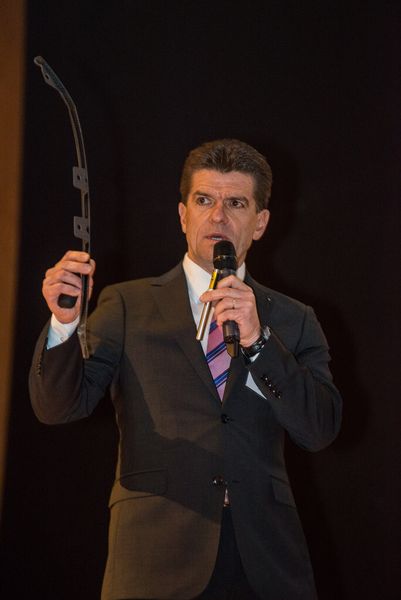 Max Wagner, verantworlich für Werkzeuge zur Herstellung von Leichtbauteilen bei Audi, zeigte, dass der Automobilhersteller auch Produktionsmittel aus CFK fertigen lässt: Mit dieser Spannvorrichtung wird der CFK-Kotflügel des Audi R3 Sportback vor der Vermessung fixiert. (Bild: Mack)