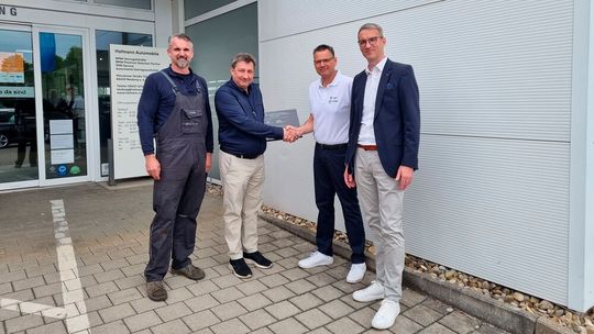Offizielle Übergabe der Zertifizierung am Standort Neuburg a. d. Donau: (v. l.) Bernd Hudler, Werkstattmeister und BMW Classic Spezialist; Peter Brummer, Serviceleiter; Stefan Hofmann, BMW Classic; Mario Flacke, Filialleiter.(Bild:  Hofmann Automobile)