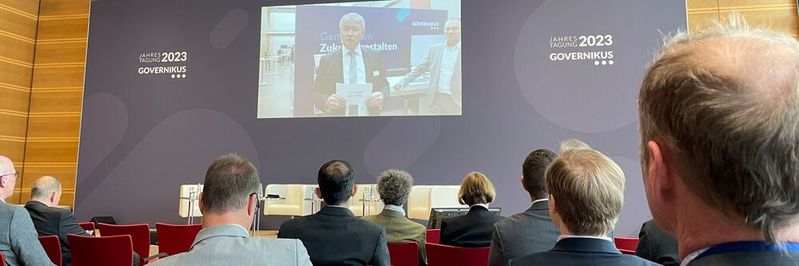 Governikus-Geschäftsführer Dr. Stephan Klein eröffnete die Governikus Jahrestagung mit einem Rundgang durch die Ausstellung Governikus-Geschäftsführer Dr. Stephan Klein eröffnete die Governikus Jahrestagung mit einem Rundgang durch die Ausstellung