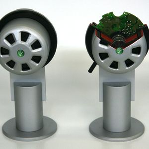 Der kompakte EC-Außenläufermotor und ein Schnittmodell mit umgossenem Stator, Rotor und kompakter Elektronik.