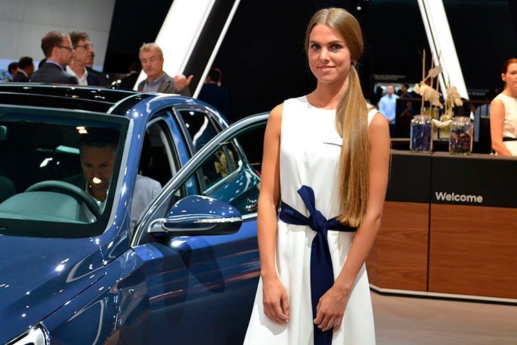 Nur nicht verwirren lassen. Das Kleid ist zwar weiß, aber nicht von Skoda. (Seyerlein / »kfz-betrieb«)