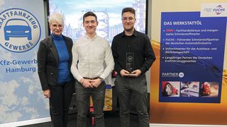 ZDK-Geschäftsführerin Birgit Behrens mit den neuen deutschen Meistern Nils Schindler (Mitte), Kfz-Mechatroniker, und Marco Schlencker, Automobilkaufmann (Bild: Schmidt – VCG)