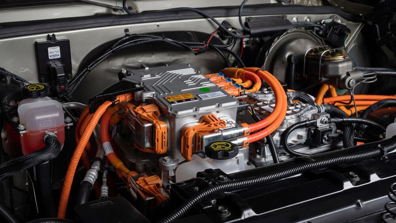 Statt des serienmäßigen V8-Triebwerks arbeitet hier nämlich ein 149 kW/200 PS starker Elektromotor aus dem Chevrolet Bolt. (Bild: Chevrolet)