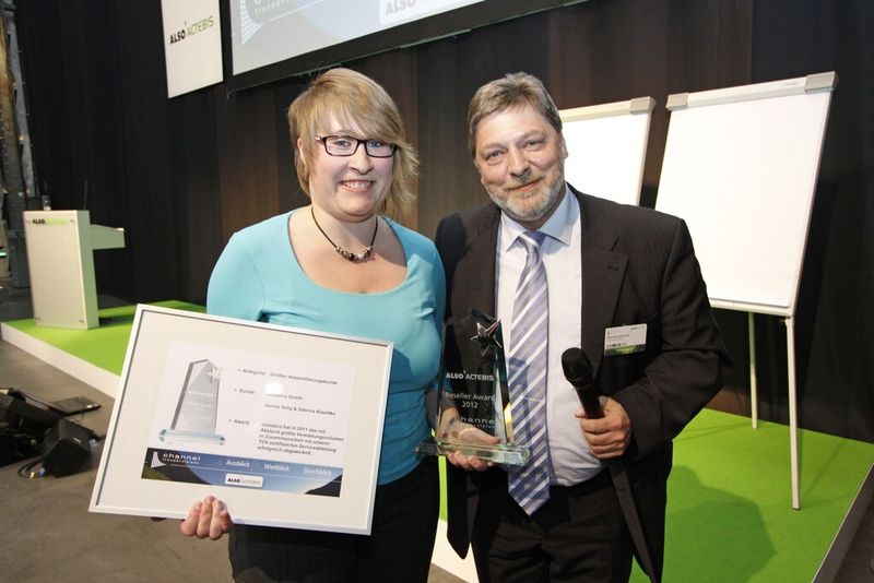 Matthias Jablonski, Vice President Solution Sales bei ALSO Actebis, überreicht den Award für den größten Assemblierungskunden an consalco, vertreten durch Sabrina Klaedtke. (Archiv: Vogel Business Media)