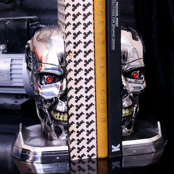 Etwas analoger sind die beiden Buchstützen aus dem Kopf des T-800. Der Roboterschädel aus Terminator 2 hält nicht nur die Bücher im Regal, man kann auch sein Innenleben anschauen. Den Kopf  gibt es für 69,95 Euro.  (getDigital.de)