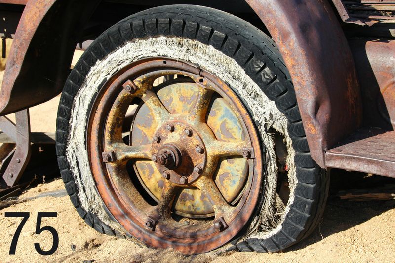 kt Reifenabrieb fallen pro Jahr auf deutschen Straßen an. Weltweit gibt es rund 1500 Reifenhersteller, ungefähr 1400 davon allein in China. Pro Jahr werden weltweit rund 1,2 Mrd. Reifen verkauft. 2014 wurden weltweit rund 19 Mt Kautschuk für die Reifenproduktion verbraucht. (Bild: Pixabay unter CC0 Public Domain)