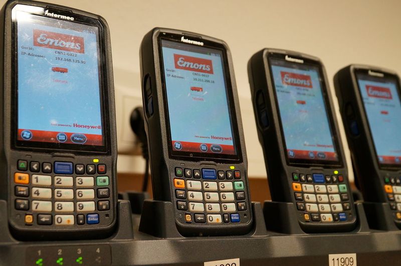 Im Rahmen eines aufwendigen Feldtests hatten je 10 bis 15 Fahrer an vier Standorten der Emons Spedition die dortige Kaufentscheidung über 920 mobile Computer für Telematik und Navigation mitgeprägt. (Honeywell)