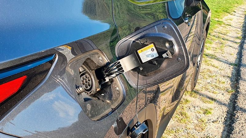 10. Der Antrieb: Der Plug-in-Hybridantrieb machte auf den Testfahrten durchweg eine sehr gute Figur, egal ob im Elektro- oder im Hybridmodus. Das 227 kW/309 PS starke NX-Topmodell schaffte tatsächlich eine elektrische Reichweite von knapp 70 Kilometern. Die durchschnittlich rund sieben Liter Verbrauch im Hybridmodus können sich ebenfalls sehen lassen. Die Übergänge zwischen den Gängen erfolgen sanft. Nur wenn man bei Überholmanövern auf der Autobahn kräftig auf das Gaspedal drückt, quittiert das Auto das mit einem recht prominenten Aufheulen des Motors. Das Fazit: Der NX 450h+ ist mit seinem überzeugenden Antriebskonzept, seinem hohen Komfort und dem auffallend niedrigen Geräuschniveau im Innenraum ein perfekter Begleiter für kurze wie lange Strecken. (Bild: Mauritz: »kfz-betrieb«)