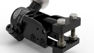 Der neue Accelerate-Presswerk-Blechgreifer von DE-STA-CO ist den Angaben zufolge schneller und leichter als herkömmliche Blechgreifer. Er verfügt über eine zum Patent angemeldete Klemmbacke, die im geöffneten Zustand nicht unter dem Körper des Greifers hervorsteht. (Bild: DE-STA-CO)