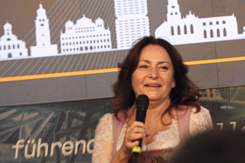 Mehr als 200 interessierte Besucher konnte Hausherrin Christel Hufschmied beim Luftfahrttag begrüßen. Der Präzisionswerkzeughersteller in Bobingen ist inzwischen bekannt für hochwertige, informative und mit hochkarätigen Sprechern besetzte Veranstaltungen zu unterschiedlichen Themenkreisen. (Bild: Maschinenmarkt/rw)