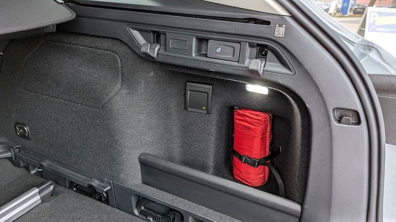 Der Passat B9 ist eng verwandt mit dem Skoda Superb und wurde auch maßgeblich von Skoda entwickelt. Man sieht es an vielen praktischen Helferlein im Gepäckabteil. (Bild: Rosenow – VCG)