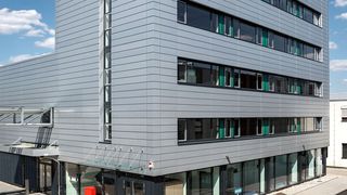 IDT Biologika hat ein neues multifunktionales Impfstoff-Produktionsgebäude am Bio-Pharma-Park in Dessau eingeweiht.  (IDT Biologika )