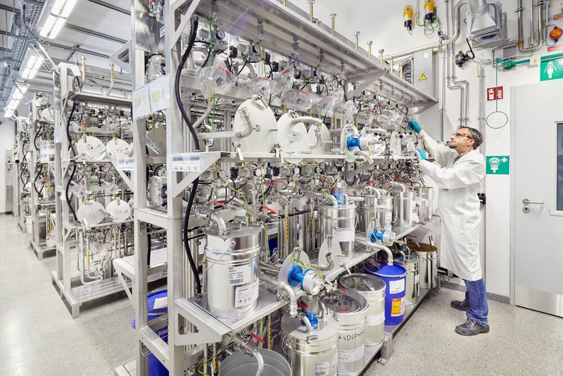 Abb. 5: Im Rohstofflager für den Dosierautomaten können über 300 flüssige Rohstoffe eingelagert werden.  (www.ralfbaumgarten.de / BASF)