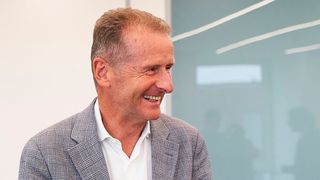Trotz gesunkener Bezüge im Vergleich zu 2019 dürfte Volkswagen-Chef Herbert Diess bei einem Einkommen von 6,1 Millionen Euro im Jahr 2020 das Lachen wohl nicht vergehen. (Bild: Volkswagen)