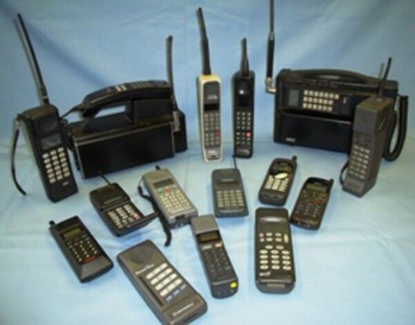 Einige der Analogtelefone der 1. Generation aus den 80er Jahren (Bild: University of Salford)