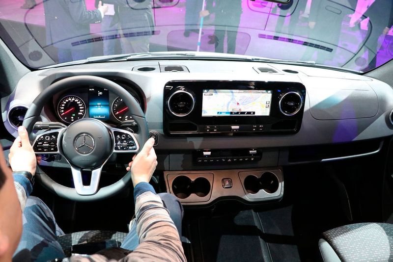 Der Arbeitsplatz des Fahrers im neuen Sprinter ist wie im Pkw mit großem Display und Lenkradbedienfeld ausgestattet. (Bild: Klasing)