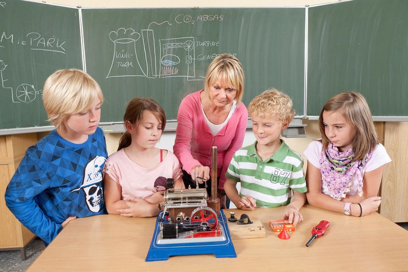 „Max und Marie und die Energie“ in der Regenbogenschule Dormagen mit der Projektleiterin Sabine Köster (Bild: Currenta)