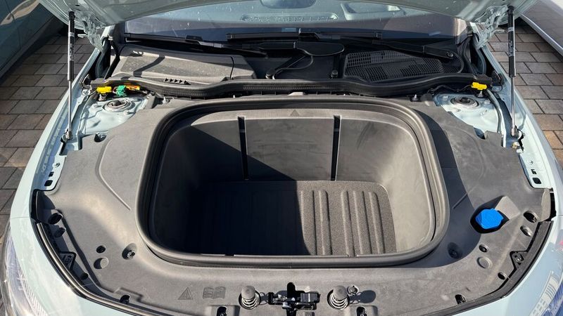 Zum Kofferraum gesellt sich unter der Motorhaube ein Frunk mit 70 Litern Volumen. (Bild: Achter – VCG)