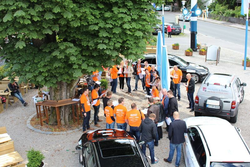 Fahrerbesprechung zum Auftakt der ersten Etappe bei Brotzeit und Sonnenschein. (Bild: Holger Esseling)