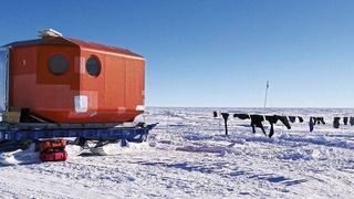 Ein sonniger Tag im „Oldest Ice Reconnaissance“ Feldlager in Dronning Maud Land wird zum Trocknen der Wäsche genutzt. (Alfred-Wegener-Institut / Alexander Weinhart)