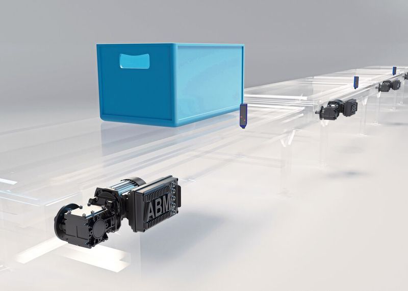 Behälterfördertechnik: Gurtförderer mit Winkelgetriebe inklusive ABM-Umrichter  als Antrieb (Bild: ABM Greiffenberger Antriebstechnik GmbH)