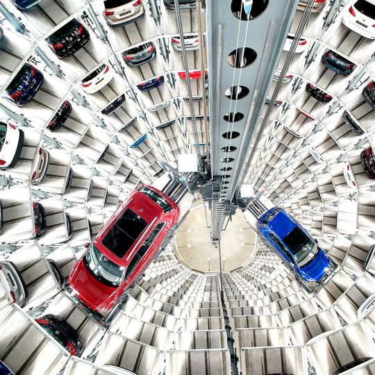Blick in einen der Autotürme der Wolfsburger Autostadt.(Bild:  Autostadt)