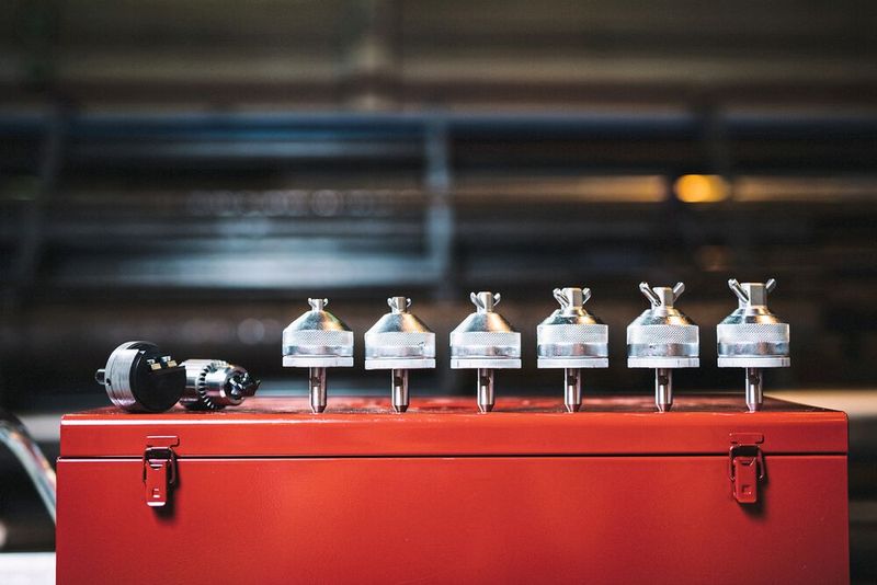 Schnell wechselbare Aushalsköpfe minimieren die Rüstzeiten. (Bild: Tuukka Kiviranta/T-Drill)