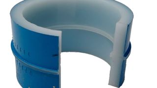 Neue Fügemethode im Forscherfokus: Schnitt durch ein vibrationsgeschweißtes PE-Xa-Rohr (vernetztes Polyethylen) mit 110 Millimeter Durchmesser. Sein Vernetzungsgrad liegt bei 85 Prozent. Der Prozess soll die fügetechnische Vorreiterrolle Deutschlands stärken. (FSKZ e. V.)