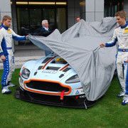 Ferdinand (li) und Johannes Stuck enthüllen ihren neuen Dienstwagen für die Saison 2012.(Foto:  Wenz)