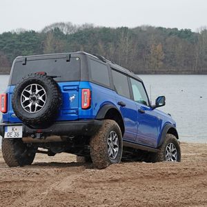 Wer die mannigfachen Möglichkeiten des Allradantriebs nutzt, kann auch schwieriges Terrain mit dem Bronco ansteuern.(Bild:  Ford)