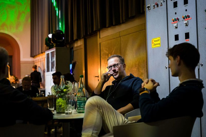 Bei der Abendveranstaltung am Vorabend der Veranstaltung im Maschinenhaus des Bürgerbräus Würzburg kamen bereits zahlreiche Teilnehmer bei gutem Essen und Trinken zusammen. Bereits hier gab es regen Austausch.  (Bild: Stefan Bausewein)