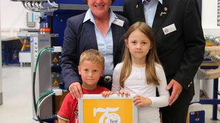 Die Raziol-Geschäftsführer Mechthild und Georg Gisbert Zibulla (hinten) nehmen mit den möglicherweise künftigen Geschäftsführern Gustav und Johanna Zibulla (vorne) die Glückwünsche von MM und Blechnet zum Jubiläum entgegen. (Itasse)