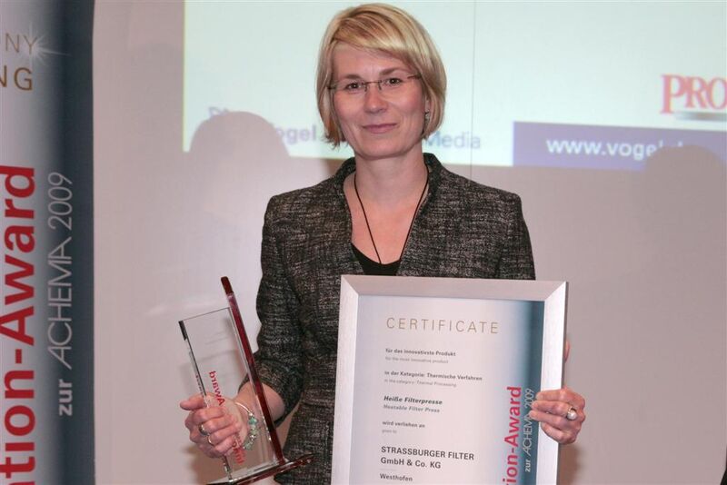 Julia Schnitzler, Geschäftsführerin bei Strassburger Filter, bekam den Innovation Award in der Kategorie Thermische Verfahren verliehen. (Archiv: Vogel Business Media)