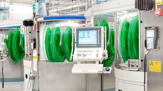 Kein Überlaufen: In Gebieten mit weichem Wasser kann es beim Einsatz von wasserbasierten Kühlschmierstoffen zu Schaumbildung und einem Überlaufen der Systeme kommen. Die neuen Produkte Castrol Hysol SL 36 XBB und Castrol Alusol SL 61 XBB sollen das verhindern können. (Castrol)