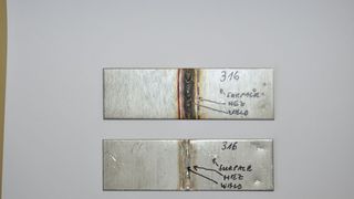 Das Verfahren schützt auch Schweißnähte vor Korrosion: Edelstahl-Schweißnaht der Qualität 1.4435 vor (oben) und nach der Behandlung (unten).  (Bild: Poligrat)