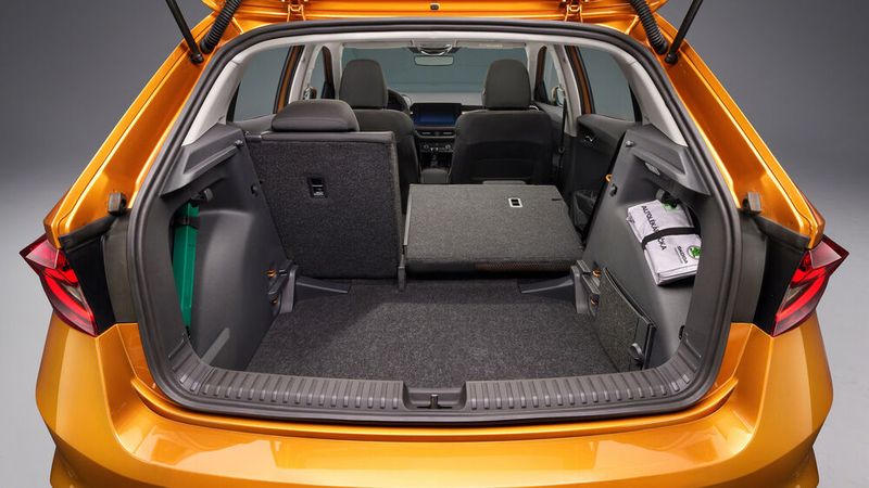 Der neue Fabia punktet wieder mit viel Innenraum, das Kofferraumvolumen wächst auf 380 Liter. (Bild: Skoda)