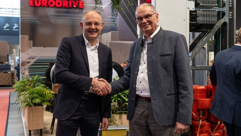 Dr. Hans Krattenmacher (SEW-Eurodrive; links im Bild) und Michael Wolter (Safelog) besiegeln auf der LogiMAT die Kooperation.(Bild:  SEW-Eurodrive)